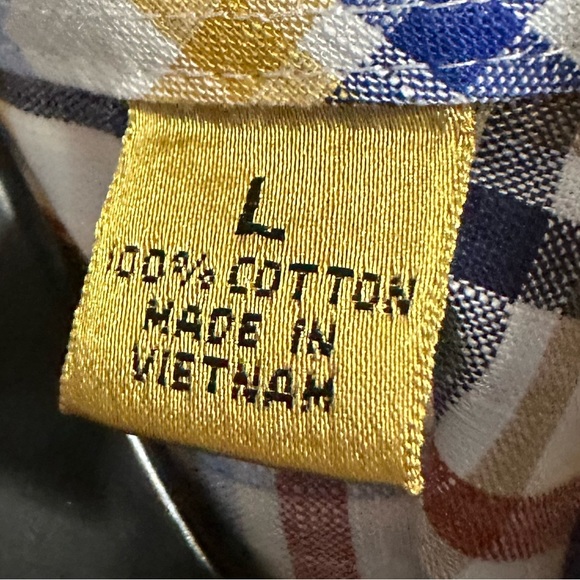 A Roundtree and Yorke Gold label, noniron button down shirt - Picture 3 of 8